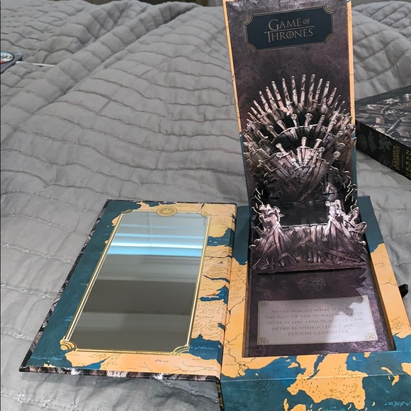 Urban Decay Game of Thrones Eyeshadow Palette - Picture 4 of 5